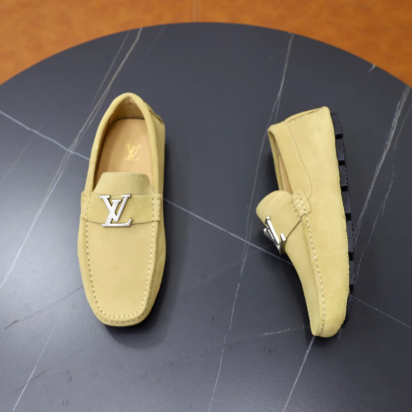 Ex-factory price: 480💰【LV】Louis Vuitton ⚠️High-end men’s driving and pedal series ⚠️38-44 (customized for 45) ⚠️All original cowhide leather! Thick and soft! Made entirely of calfskin lining! Rubber sheet anti-slip beanie sole! Three-dimensional package technology! Fashionable and classic! Handicrafts! Original high quality! Feel free to compare!